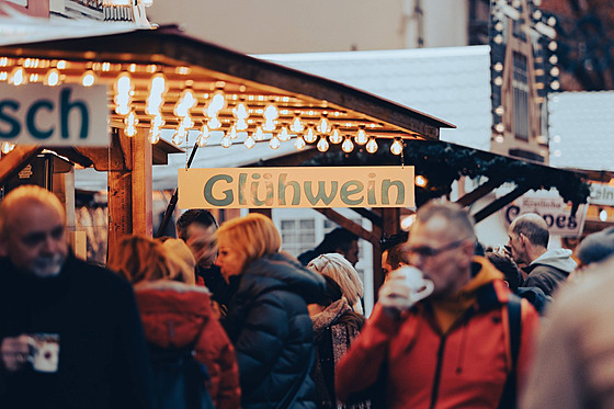 Lidé na vánoních trzích v nmeckém Düsseldorfu. (22. listopadu 2022)