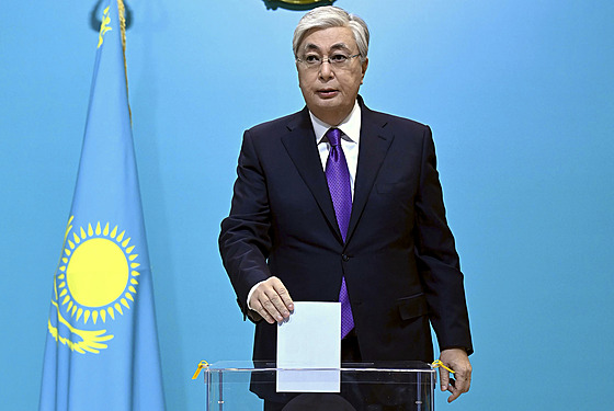 Kazaský prezident Kasym-omart Tokajev odevzdává svj hlas ve volební...