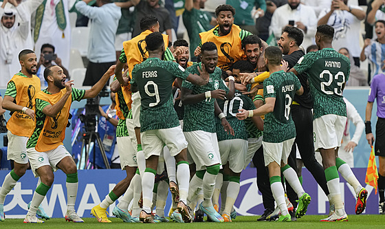 Fotbalisté Saúdské Arábie oslavují gól Sálima Davsárího proti Argentině.