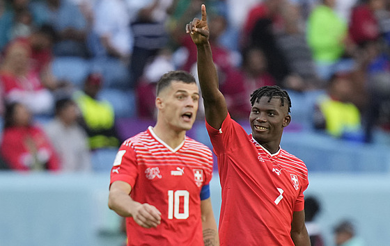 Švýcarský útočník Breel Embolo (vpravo) oslavuje svoji trefu proti Kamerunu...