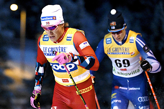 Nor Johannes Hösflot Klaebo (vlevo) v ele distanního závodu na 10 km klasicky...