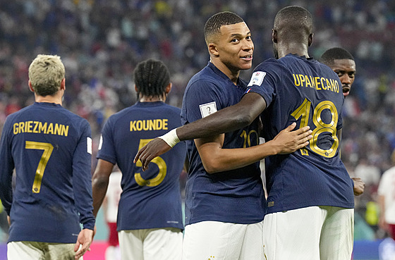 Francouztí fotbalisté se radují z gólu Kyliana Mbappého (elem).