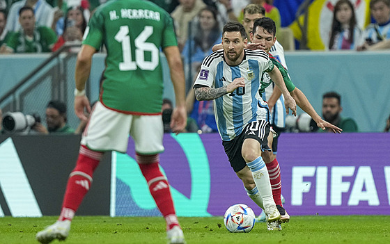 Argentinský útoník Lionel Messi vede mí v utkání proti Mexiku.