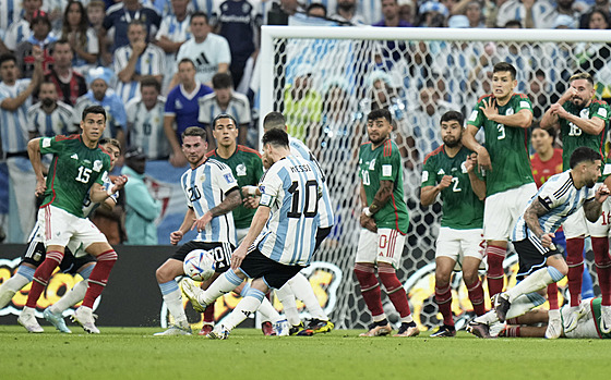 Argentinský útoník Lionel Messi zahrává pímý kop v utkání proti Mexiku.