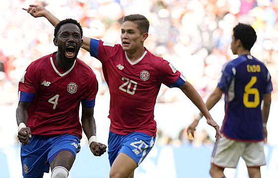 Kostarický obránce Keysher Fuller (vlevo) se raduje ze svého gólu proti...