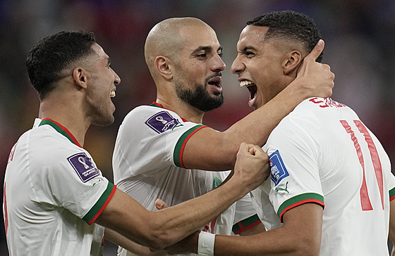 Marotí fotbalisté oslavují gól Abdala Hamída Sabirího (vpravo) proti Belgii.