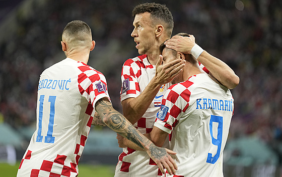 Chorvattí fotbalisté se radují z gólu proti Kanad, který vstelil Andrej...