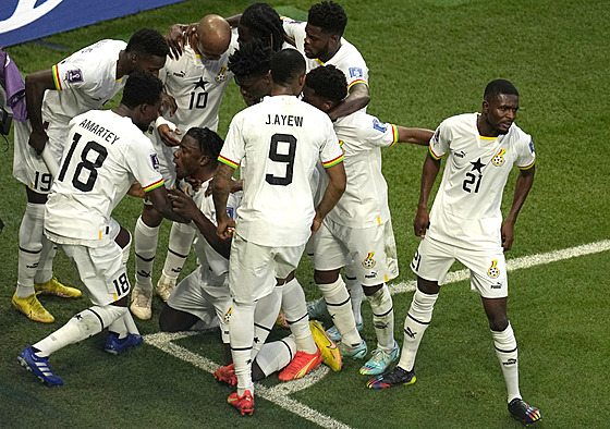 Fotbalisté Ghany se radují z gólu proti Koreji, který vstelil Mohammed Salisu.