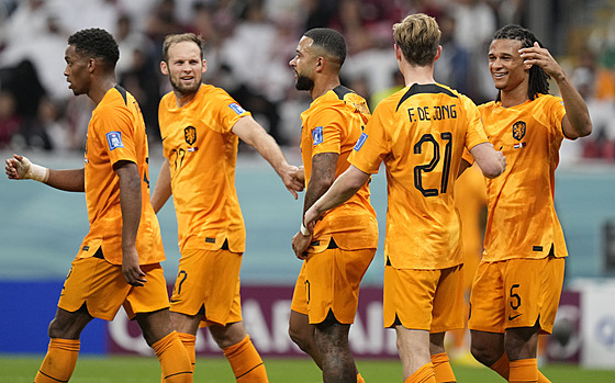 Nizozemtí fotbalisté se radují z gólu v utkání proti Kataru. Trefil se Frankie...