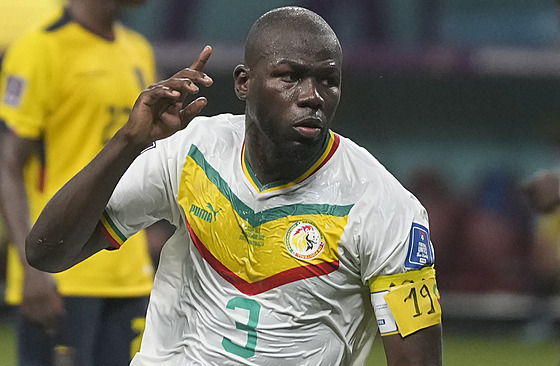 Senegalský stoper Kalidou Koulibaly se raduje ze svého gólu v utkání proti...