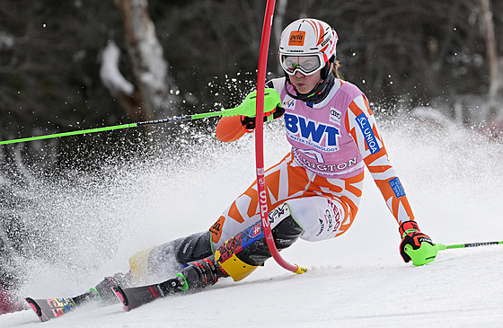 Slovenka Petra Vlhová na trati slalomu v Killingtonu
