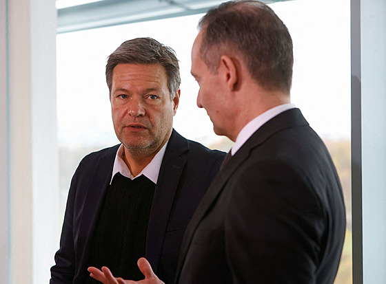 Ministr hospodářství a ochrany klimatu Robert Habeck (vlevo) spolu s ministrem...