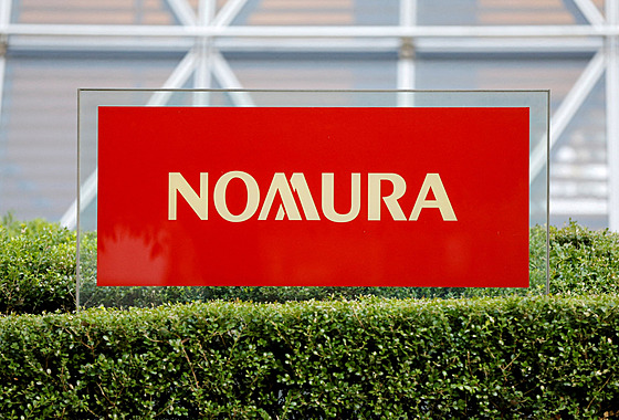 Logo japonské finan�ní holdingové spole�nosti Nomura p�ed jejím hlavním sídlem...