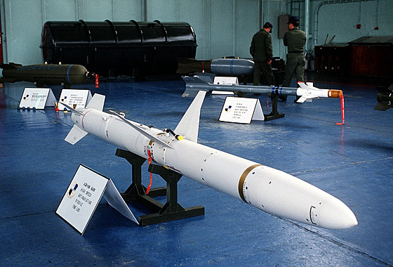 Americká  �ízená st�ela vzduch-zem� AGM-88 HARM. (23. �íjna 1996)