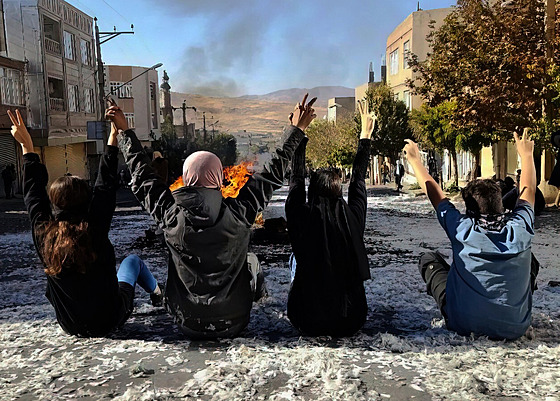 Íránky protestují proti teokratickému reimu ve své zemi. Snímek pochází z...
