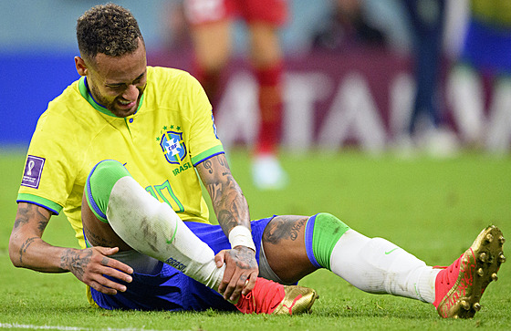 Brazilská hvzda Neymar se v zápase MS 2022 v Kataru drí za bolavý kotník....