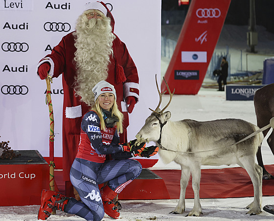 SOB. Mikaela Shiffrinová se raduje z vítzství ve slalomech v Levi.