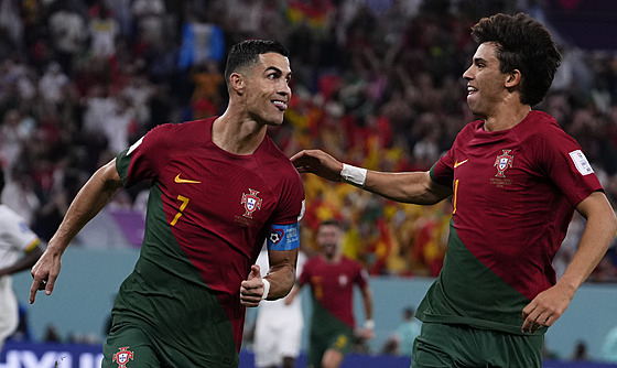 Cristiano Ronaldo se s Joaem Félixem raduje z gólu proti Ghan.