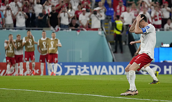Robert Lewandowski z Polska se chytá za hlavu po patn kopnuté penalt na...