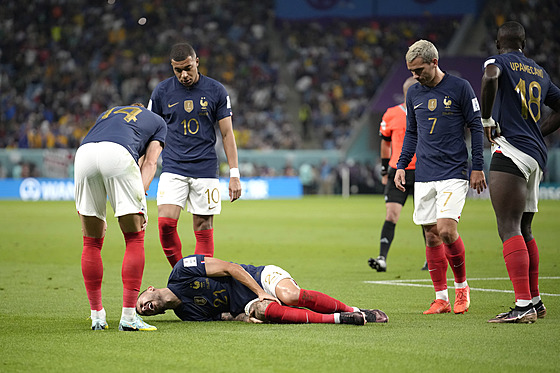 Lucas Hernandez z Francie leí zranný na trávníku na mistrovství svta 2022.
