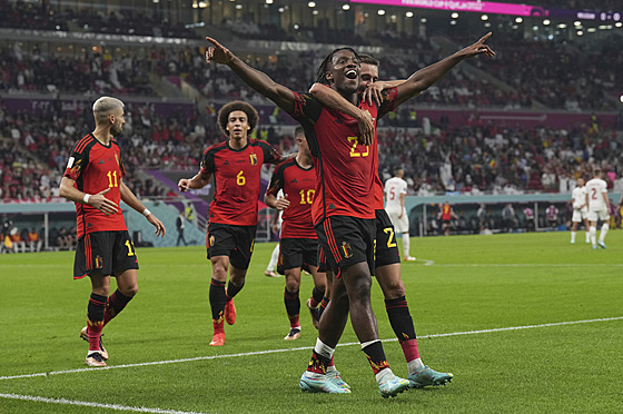 Belgian Michy Batshuayi slaví se svými spoluhrái gól do sít Kanady na...