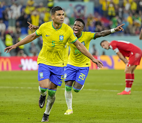 Brazilský útoník Casemiro slaví gól do sít výcarska v utkání skupiny G na...