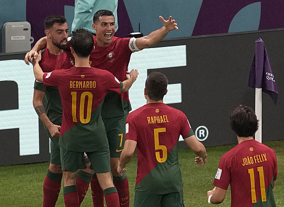 Portugalci se radují z gólu do sít Uruguaye na mistrovství svta 2022.