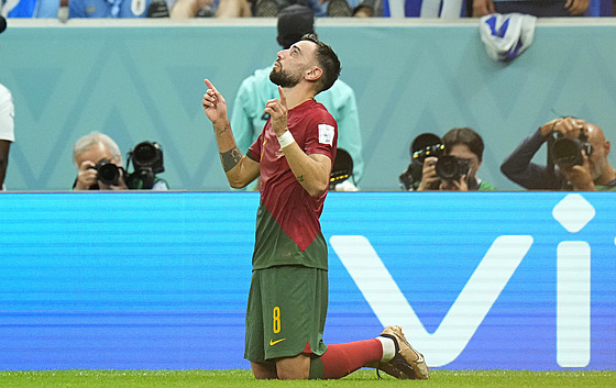 Portugalský záloník Bruno Fernandes slaví promnnou penaltu v zápase s...