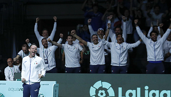 Italský tým se raduje z postupu do semifinále Davisova poháru.
