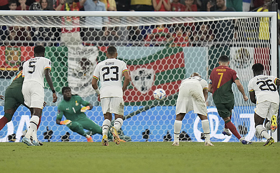 Portugalský fotbalista Cristiano Ronaldo promuje penaltu v duelu s Ghanou.