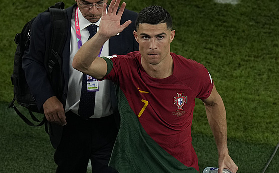 Cristiano Ronaldo zdraví fanouky po zápase s Ghanou.