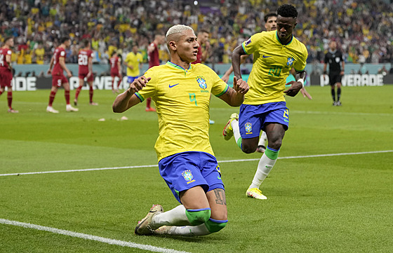 Brazilec Richarlison se raduje z gólu v zápase se Srbskem.