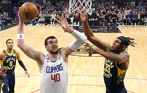 Ivica Zubac z Los Angeles Clippers zakonuje pes Mylese Turnera z Indiany.