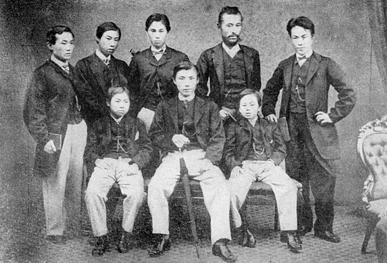 Osm z patnácti japonských chlapc a mladých mu, kteí v roce 1865 uprchli z...