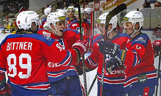 Tebíský Miroslav Holec (vpravo) v obleení svých oslavujících spoluhrá.