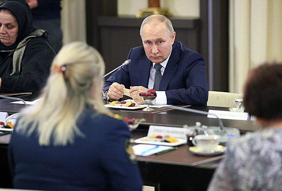 Ruský prezident Vladimir Putin se setkal s matkami syn slouících v adách...