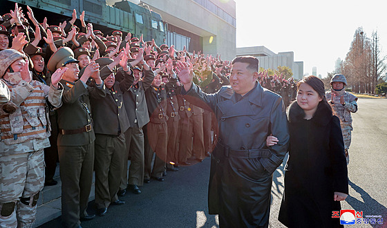 Severokorejský vdce Kim ong-un se setkal s vdci, vojáky a inenýry, kteí se...