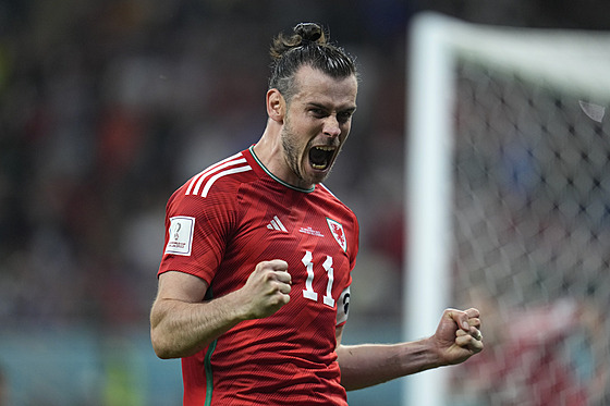 Velský kapitán Gareth Bale oslavuje promnnou penaltu v zápase mistrovství...