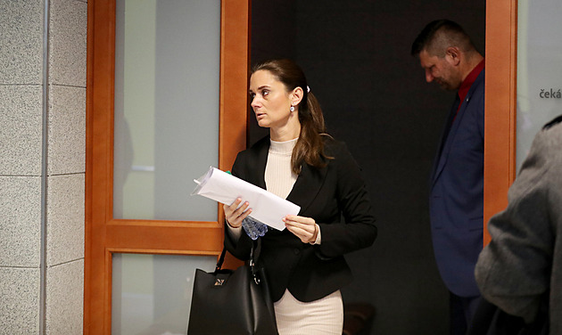 Policista dostal čtyři roky za vynášení informací, kolega zatím vyvázl s pokutou