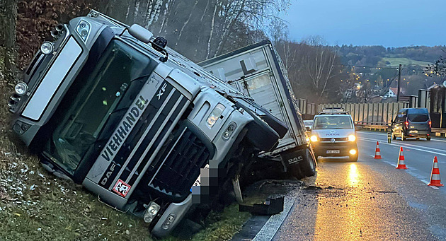 Kamion s dvěma stovkami prasat skončil na boku v příkopu u Mirošovic