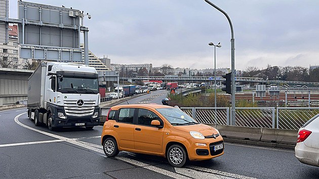 Praha už je ucpaná i na nečekaných místech. Hřib spočítal jedno auto na obyvatele, vše zhorší nové Severní město