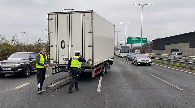 Kamionu na Jižní spojce se utrhl přívěs, řidič na to přišel až po kilometru