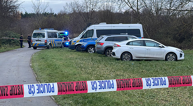 Strážník v Čakovicích zastřelil rodinu i sebe, zoufalí partneři se tak domluvili