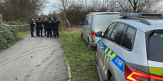 Strážník v Čakovicích zastřelil rodinu i sebe, zoufalí partneři se tak domluvili
