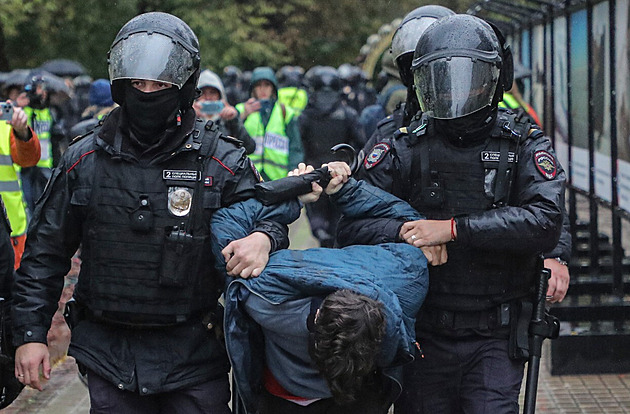 Odmítáš invazi? Ruská policie násilím donutila k přiznání postiženého mladíka