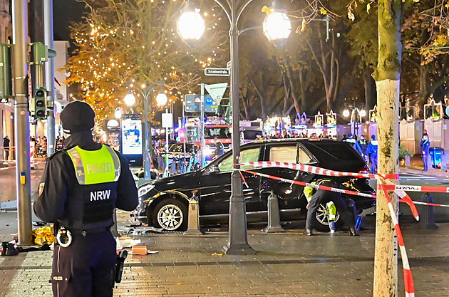 Senior najel na vánočních trzích v Düsseldorfu do lidí, zranil šest lidí
