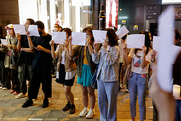 Číňané protestují čistými papíry i rovnicemi. Policie staví barikády, vláda mlčí