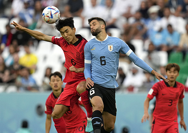 ONLINE: Uruguay - Korea 0:0, stoper Godín v závěru půle hlavičkuje do tyče