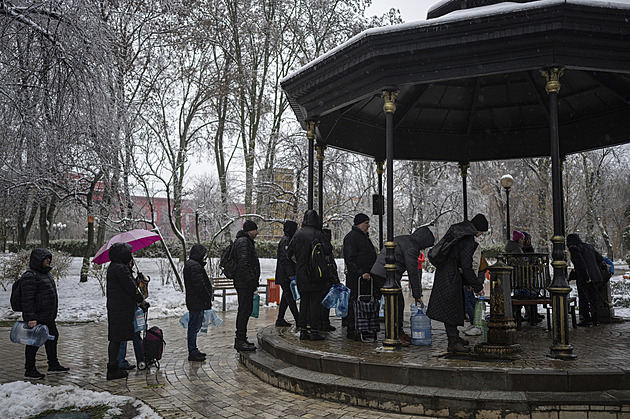 Kyjev přešel do režimu přežití. Lidé sbírají dešťovou vodu a tísní se v kavárně