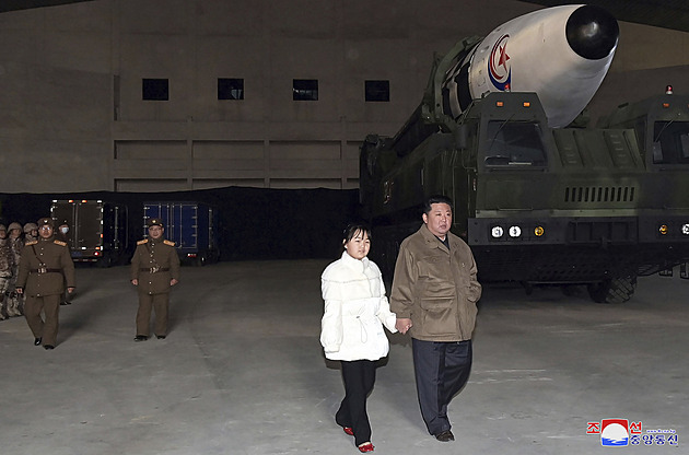 Kim Čong-un ukázal dceru. S roky tajeným dítětem se procházel kolem raket